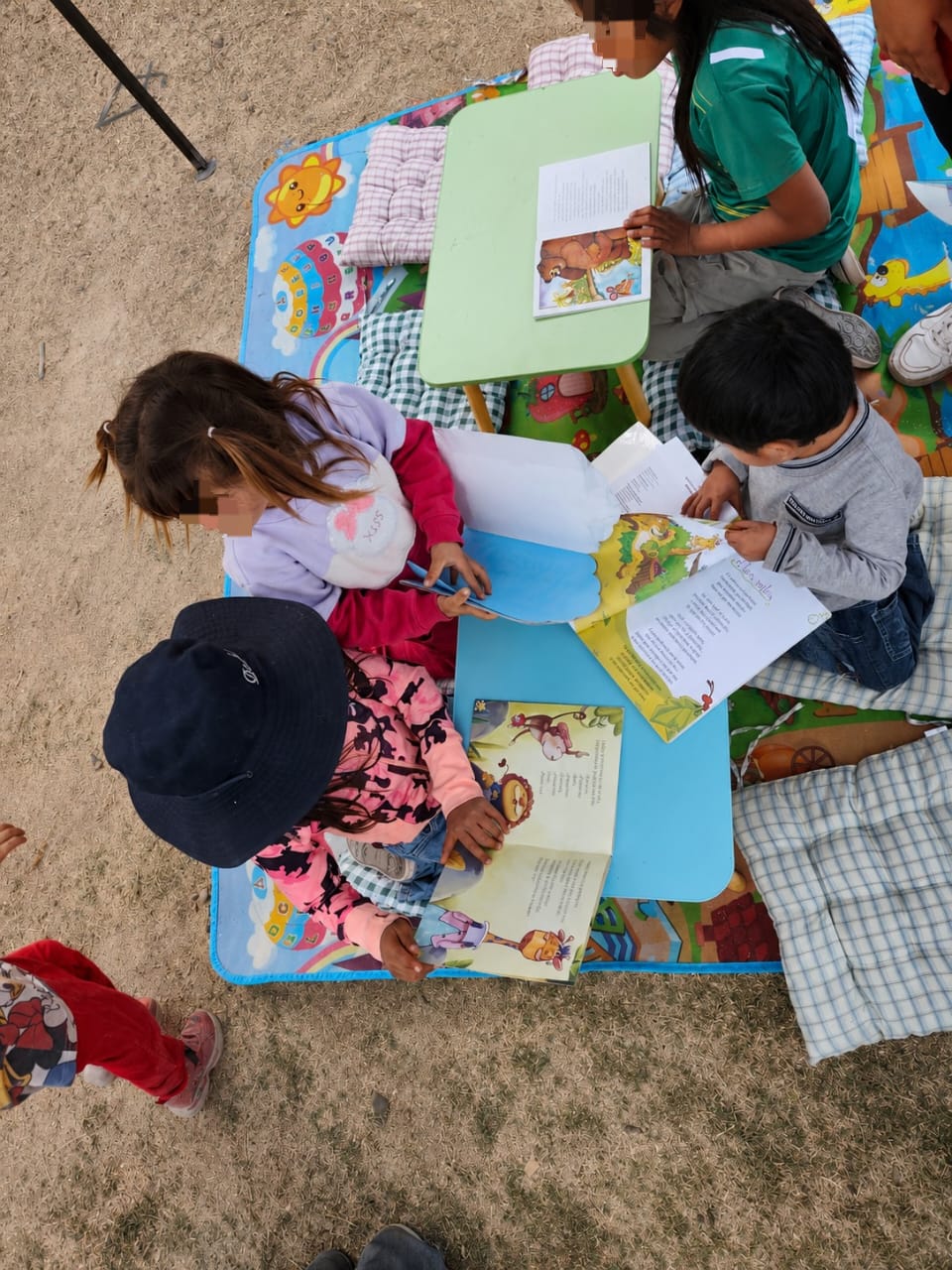Niños leyendo