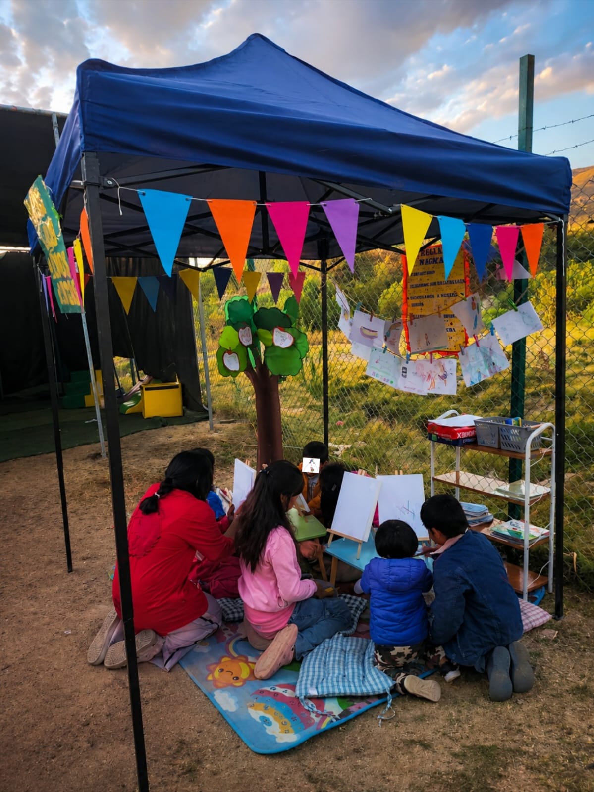 Niños pintando